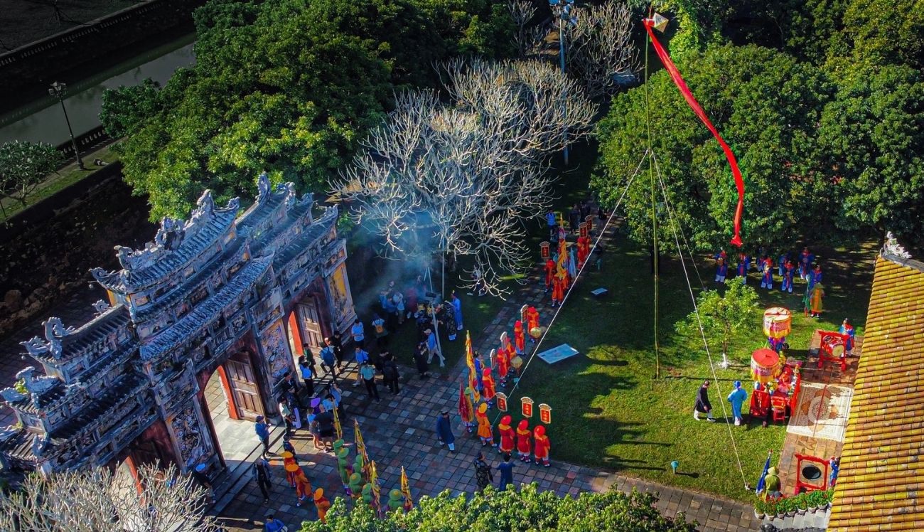 Cérémonie de dựng nêu à Huế