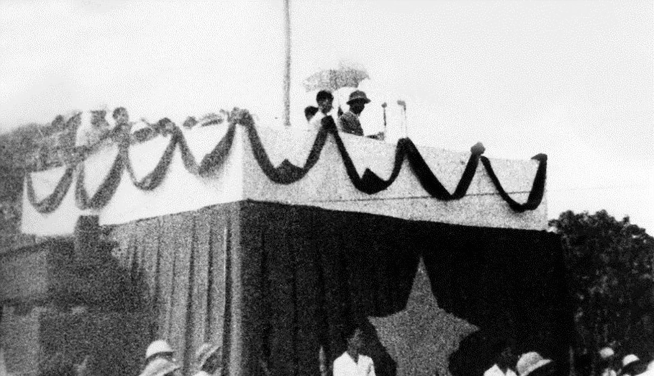 Le président Hô Chi Minh a lu la Déclaration d'indépendance le 2 septembre 1945 sur la place Ba Dinh