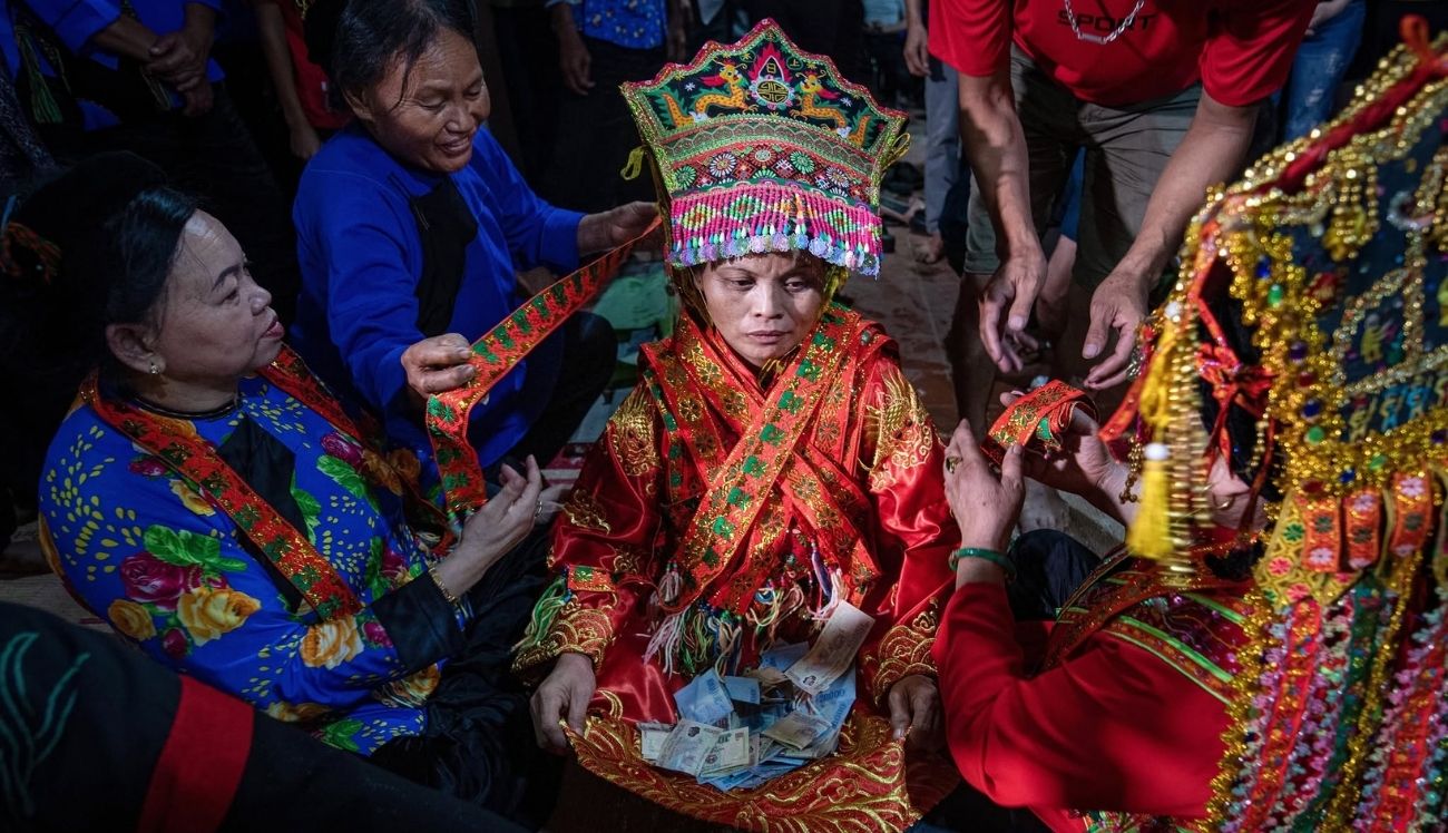 Le prix d’or de la catégorie Photographes sans limite d’âge a été décerné à l’œuvre « Lễ cấp sắc Then des Nùng Phàn Slình à Lạng Sơn »