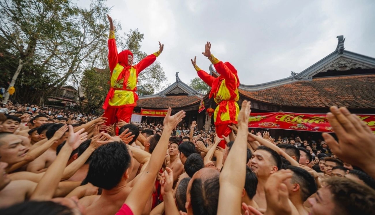 Procession de feux traditionnels à Đồng Kỵ (Bắc Ninh)