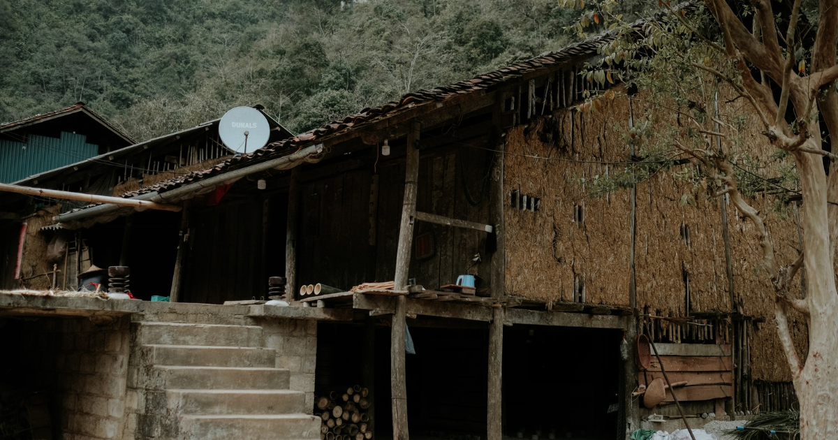 Maison sur pilotis traditionnelle du village de Phia Thap
