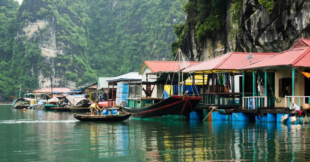 Village flottant de la baie d'Ha Long