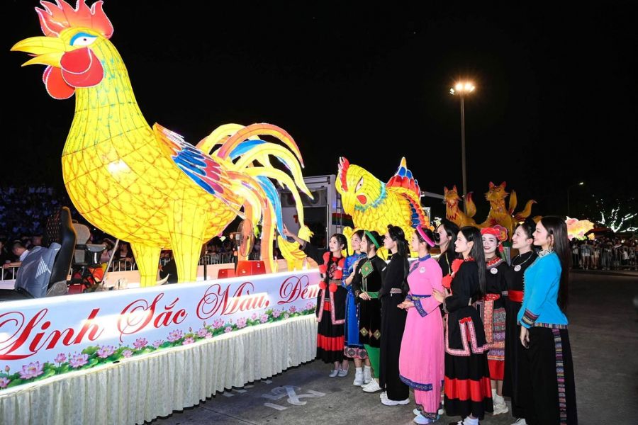 La fête de la Mi-Automne à Tuyên Quang, célèbre pour ses lanternes et ses chars lumineux géants.