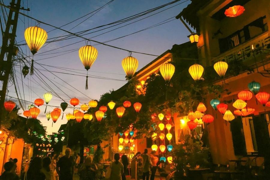 Des lanternes colorées illuminant Hội An pendant les célébrations de la fête de la Mi-Automne.