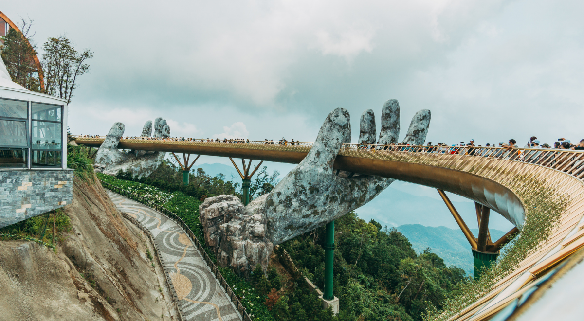 Le Pont d’Or de Da Nang enveloppé de brume pendant la saison des pluies.