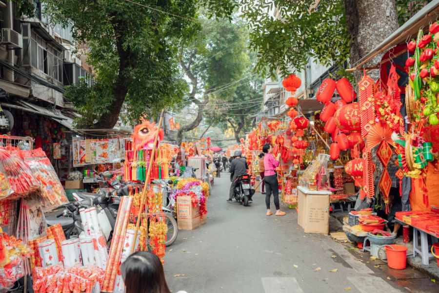 La rue Hang Ma à Hanoï décorée de lanternes et de couleurs pour la fête de la Mi-Automne.