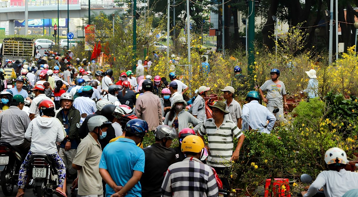 Des habitants achetant des fleurs pour décorer leur maison avant le Nouvel An lunaire vietnamien.