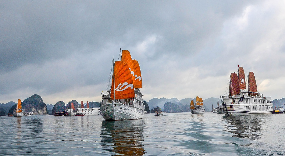 La baie d’Halong en mars, parfois enveloppée de nuages et d’une légère brume.