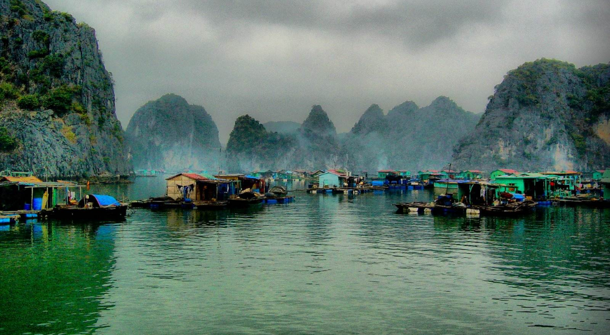 La baie d’Halong en hiver, avec moins de visiteurs et des tarifs plus avantageux pour admirer ses paysages.