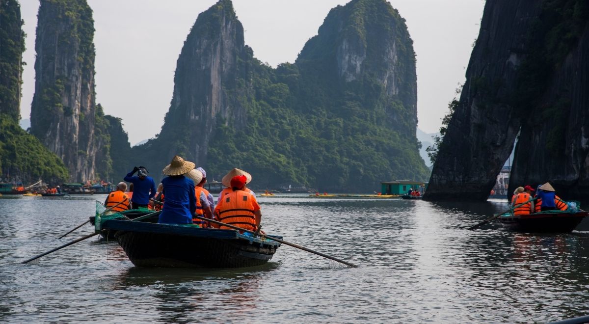 La baie d’Halong sous un ciel ensoleillé en octobre, avec un temps sec, peu humide et des températures agréables.