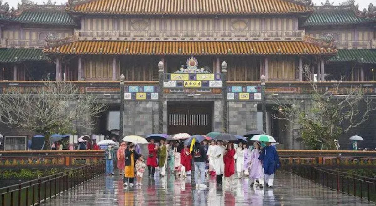 La Cité impériale de Huế sous la pluie pendant la saison humide.