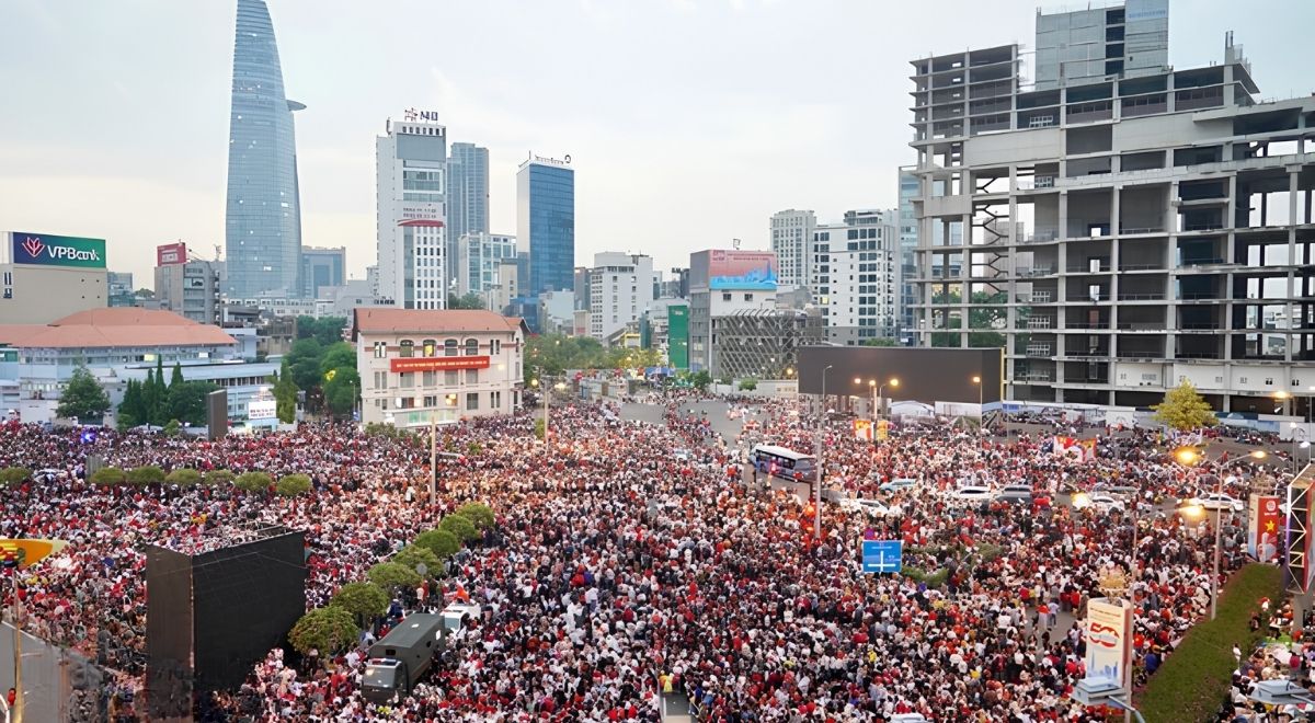 Les rues de Hô Chi Minh-Ville animées par la foule lors des célébrations du 30 avril, jour de la Réunification du Vietnam.