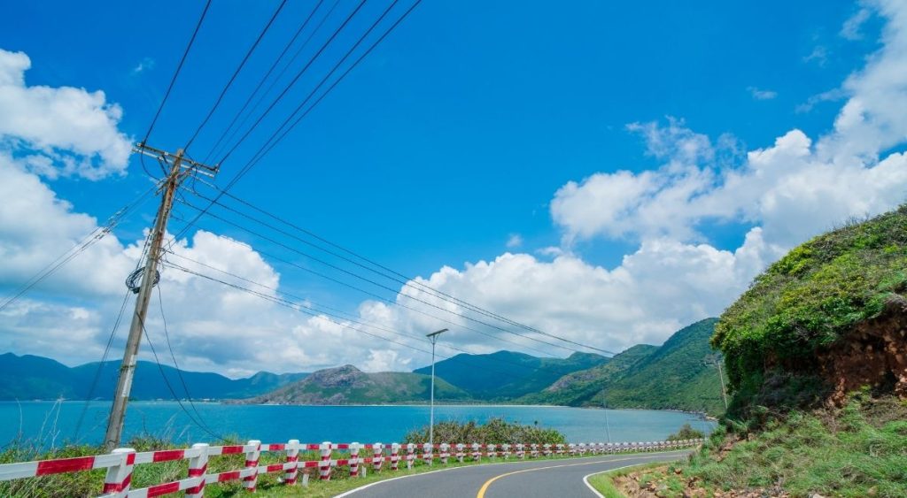 Côn Đảo en été, avec ses plages paradisiaques, ses eaux turquoise et son ciel bleu éclatant.