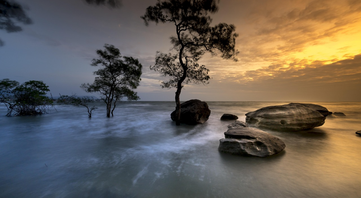 Un magnifique coucher de soleil tropical à Phú Quốc pendant la saison sèche.