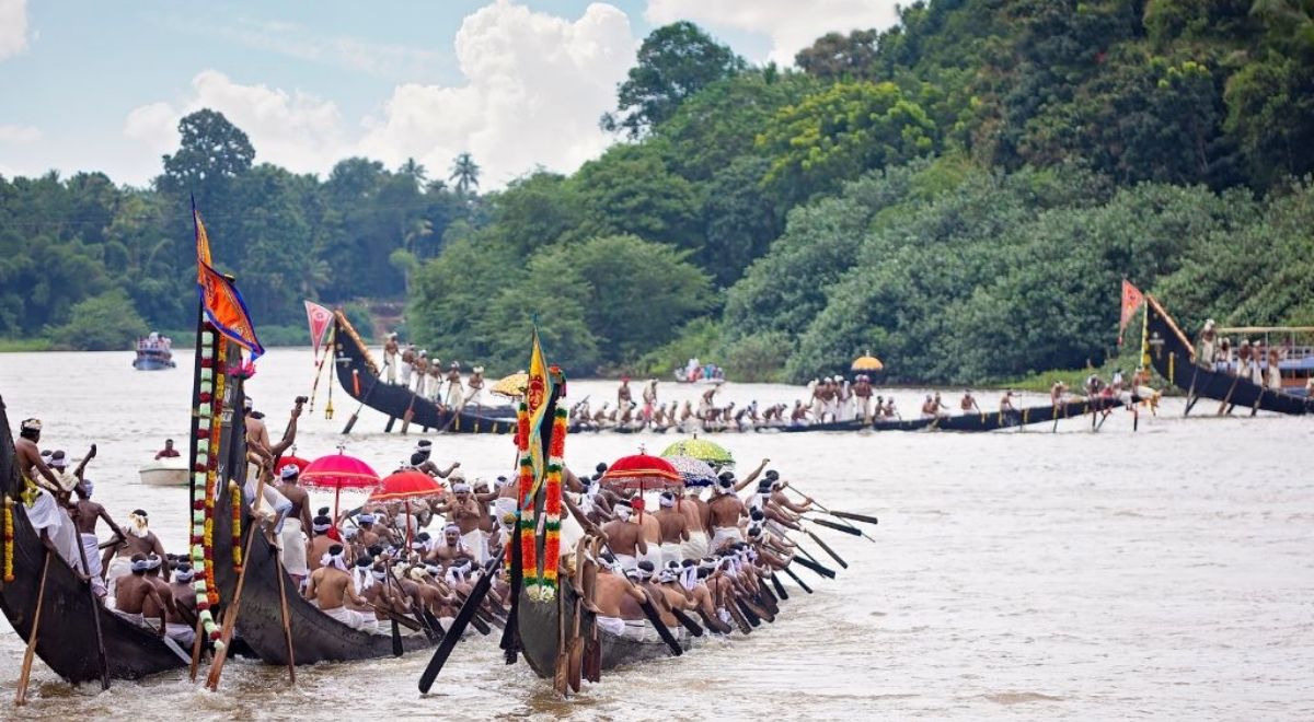 Course traditionnelle de pirogues lors du festival Ok Om Bok, une célébration emblématique de la culture khmère au Vietnam.