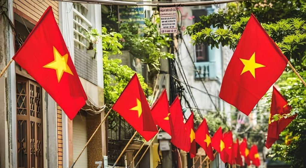 Les rues du Vietnam ornées de drapeaux rouges à étoile jaune lors des célébrations du 30 avril et du 1er mai.