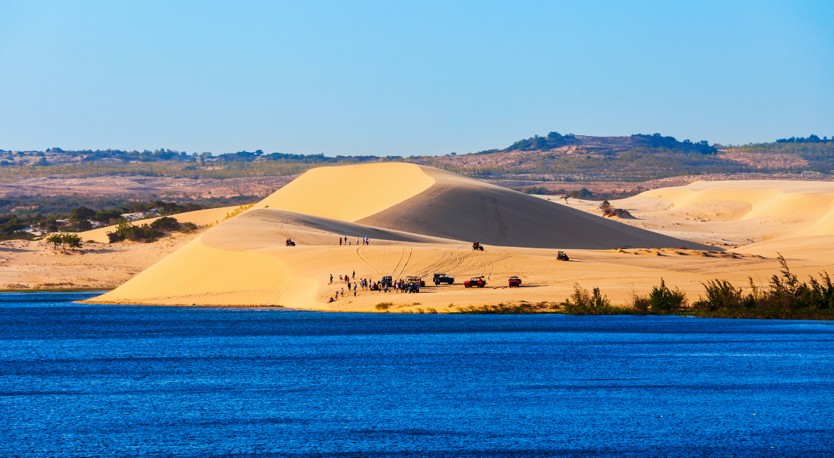 Les impressionnantes dunes de sable et le littoral de Mũi Né, entre désert et mer.