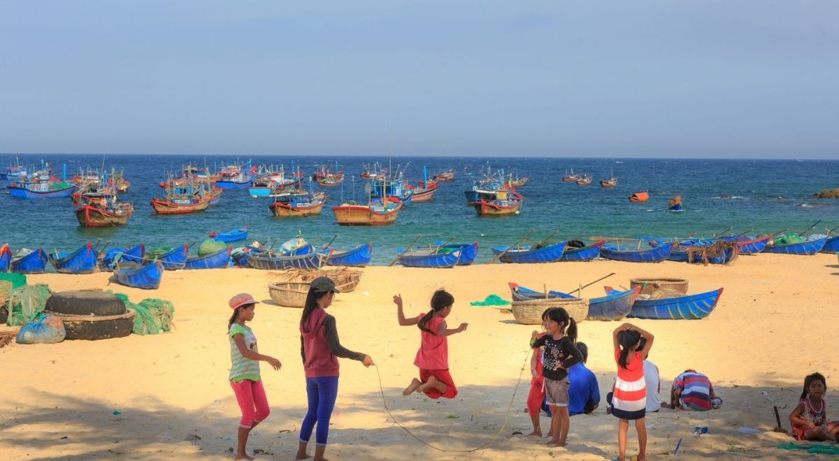 Des enfants profitant de la plage pendant des vacances en famille au Vietnam.