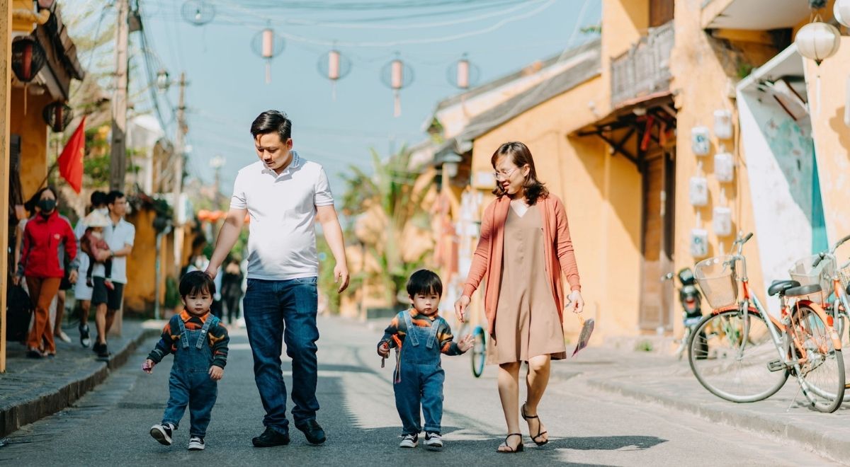 Des enfants découvrant Hội An et son atmosphère unique lors d’un voyage en famille.