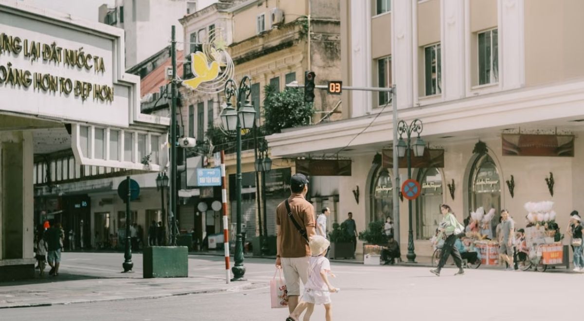 Une famille se promenant dans les rues de Hanoï pendant son voyage au Vietnam.