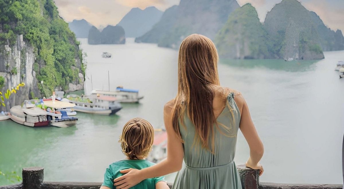Des parents voyageant avec leur enfant à la découverte de la baie d’Halong.