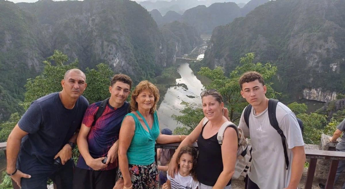 Virginie et sa famille de trois générations découvrant le Vietnam avec Villages Vietnam.