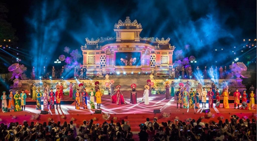 Le Festival de Huế animé par des spectacles colorés célébrant les traditions et le patrimoine culturel vietnamien.