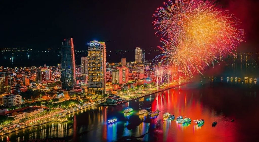 Le Festival international de feux d’artifice de Đà Nẵng illuminant le ciel au-dessus du fleuve Hàn.
