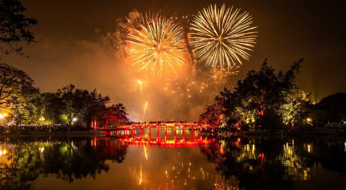 Feu d’artifice du Nouvel An au-dessus du lac Hoàn Kiếm, au cœur de Hanoï.