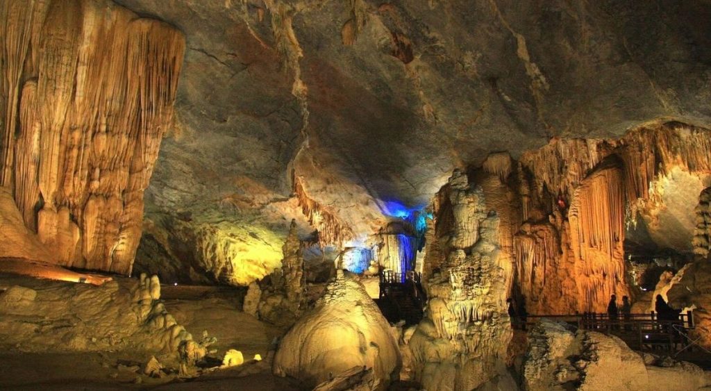 La grotte du Paradis (Động Thiên Đường), célèbre pour ses impressionnantes stalactites et stalagmites.