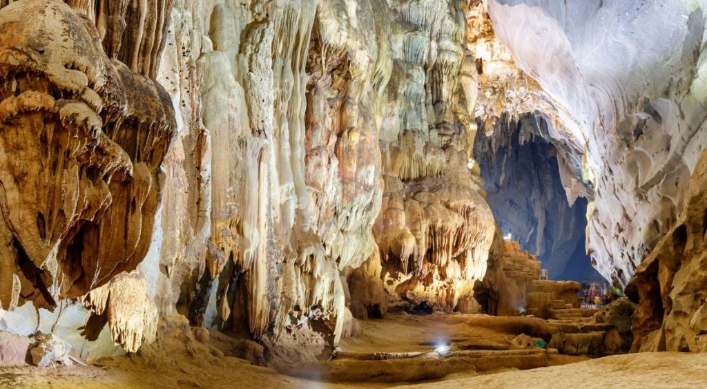 Les grottes spectaculaires du parc national de Phong Nha-Kẻ Bàng, ornées de formations rocheuses impressionnantes.