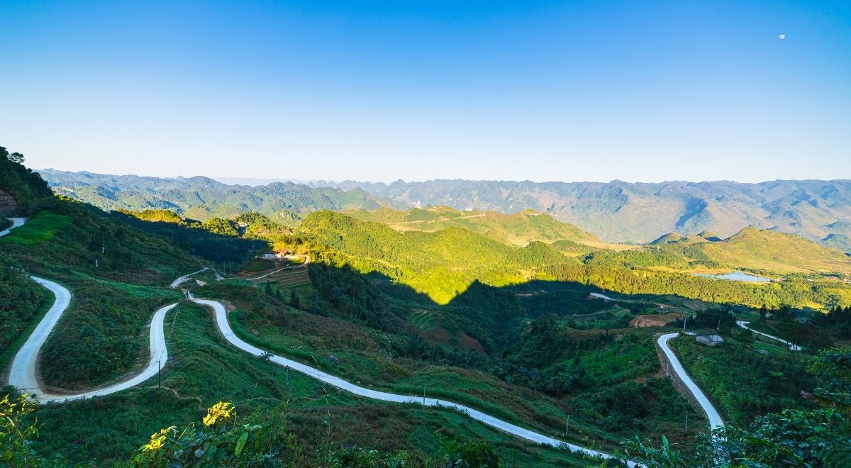 Les paysages montagneux spectaculaires de la boucle de Hà Giang en fin d’année.