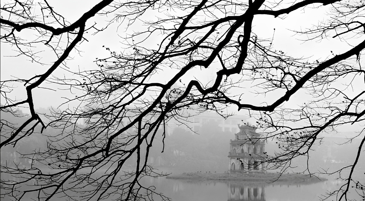 Le lac Hoàn Kiếm à Hanoï dans l’atmosphère fraîche et paisible de l’hiver.