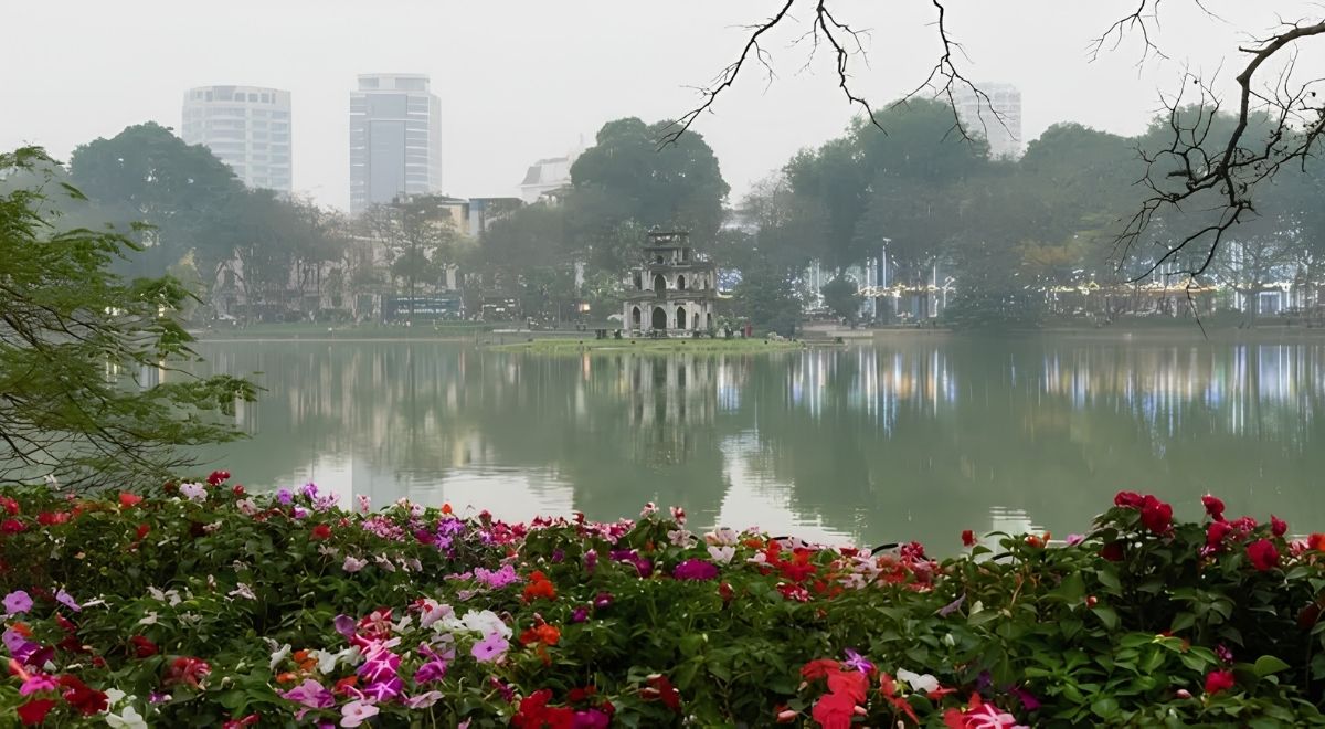 Le lac Hoàn Kiếm à Hanoï dans la douceur et les couleurs du printemps.