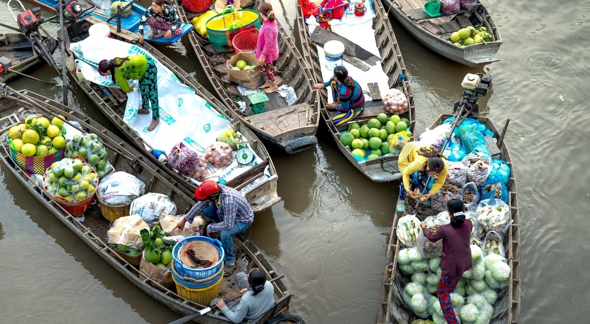 Le marché flottant de Cái Răng à Cần Thơ, avec ses bateaux chargés de produits locaux.