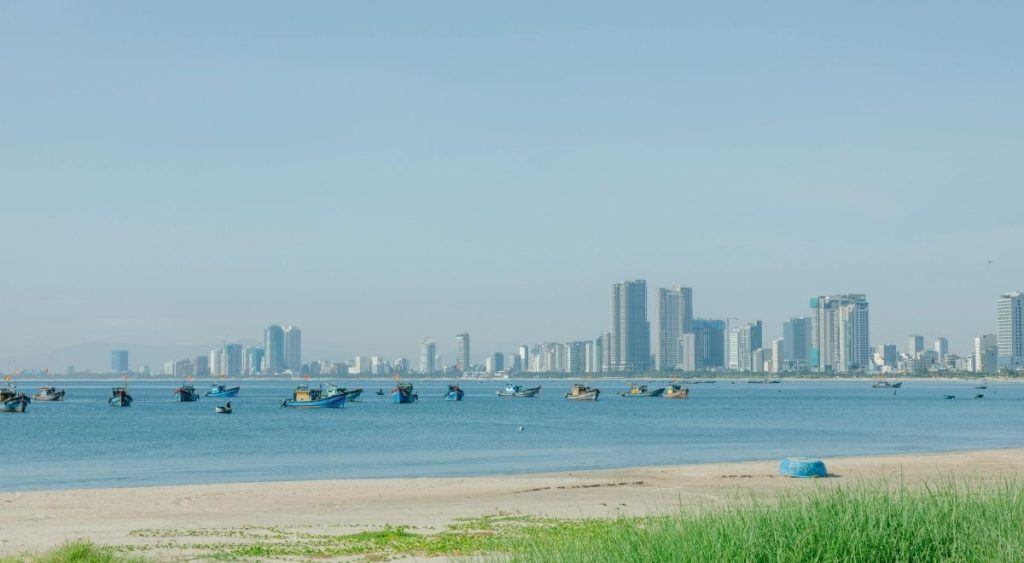 Nha Trang au début de l’été, une période idéale pour profiter de ses plages ensoleillées et de ses eaux turquoise.