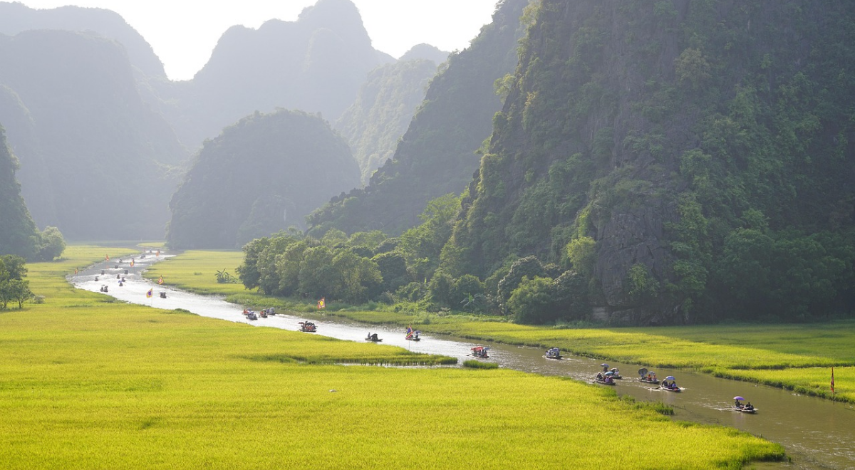 Les paysages karstiques de Ninh Bình sous un ciel dégagé au mois de mars.