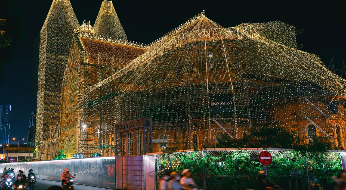 La cathédrale Notre-Dame de Saïgon illuminée à l’occasion des fêtes de Noël.