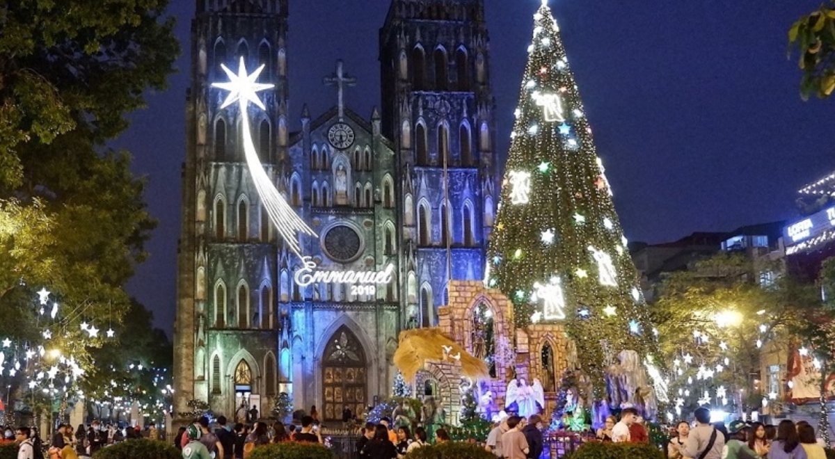 La cathédrale Saint-Joseph de Hanoï illuminée et décorée pour les célébrations de Noël.