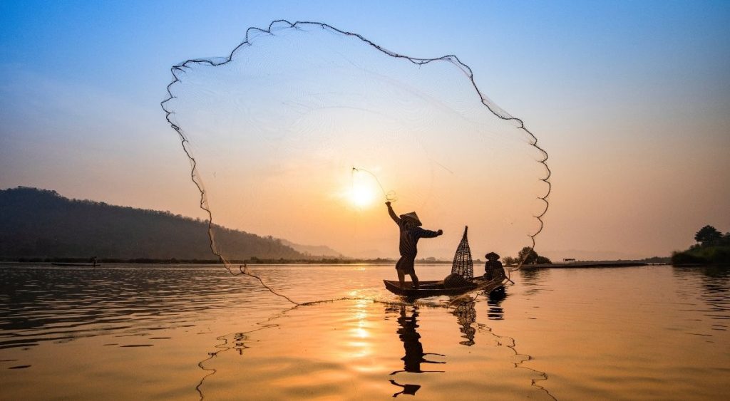 Des pêcheurs locaux pratiquant la pêche traditionnelle sur les cours d’eau du delta du Mékong.