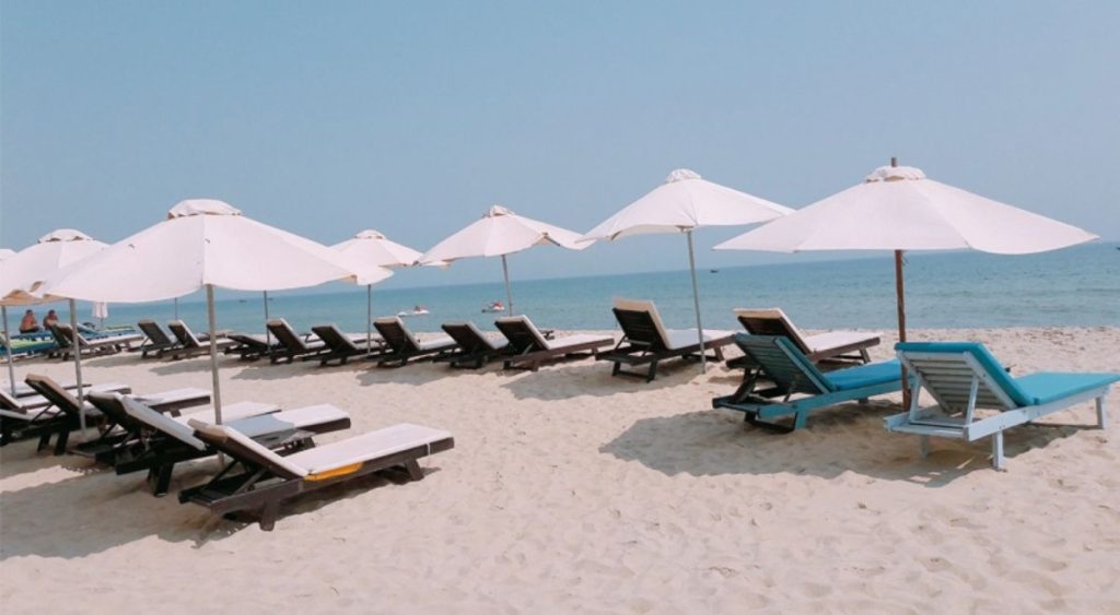 La plage d’An Bàng à Hội An, avec son sable blanc et ses eaux turquoise sous le soleil d’été.