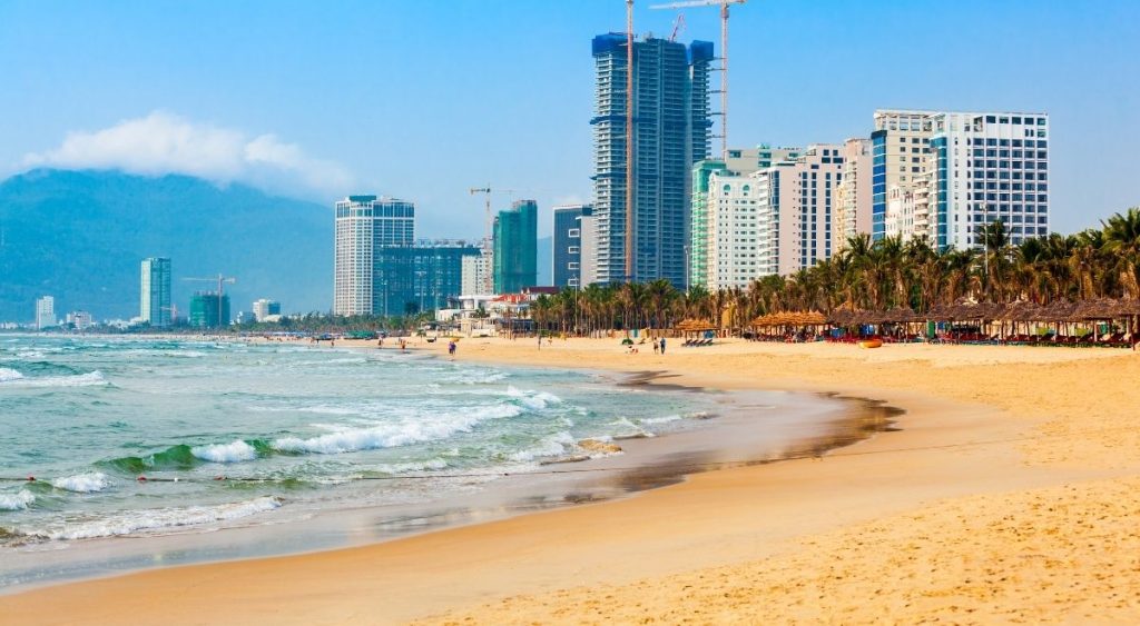 Les magnifiques plages de Nha Trang au début de l’été, entre sable fin, mer turquoise et ciel ensoleillé.