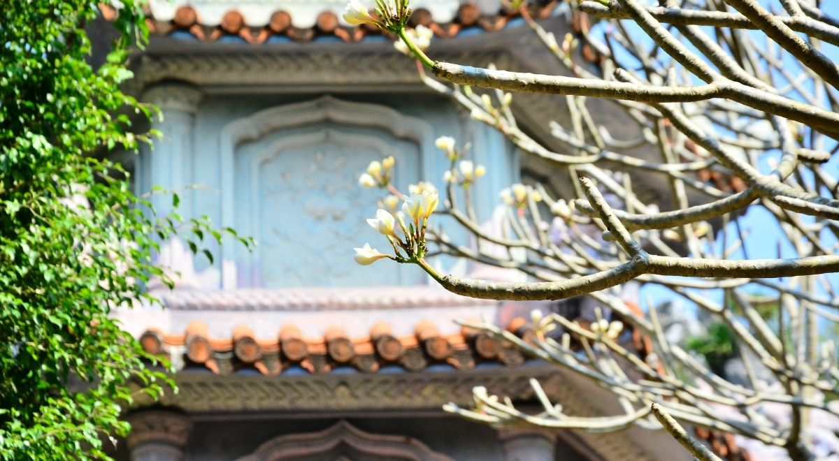 Une pagode vietnamienne dans l’atmosphère paisible et colorée du printemps.