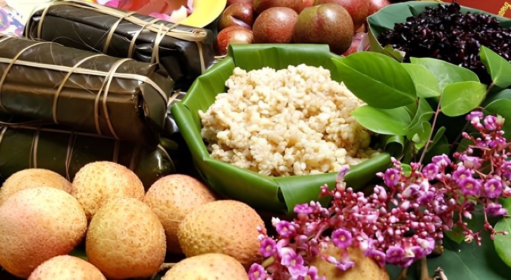 Des prunes et des litchis traditionnellement consommés le matin du Tết Đoan Ngọ dans le nord du Vietnam.