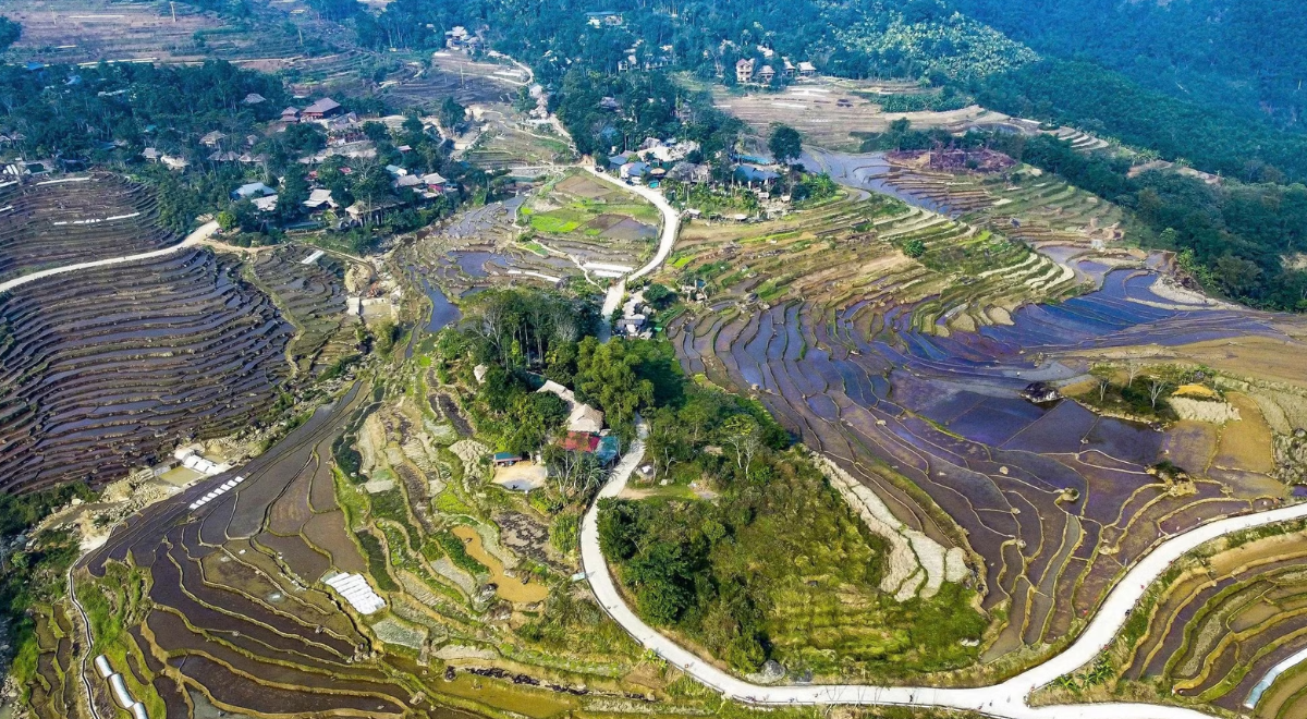 Les rizières en terrasses de Pù Luông pendant la saison de mise en eau, offrant de magnifiques reflets.