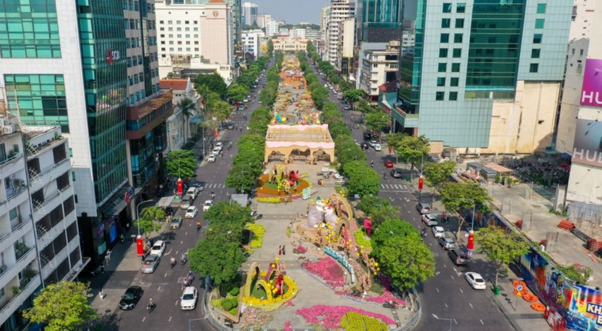La rue piétonne Nguyễn Huệ à Hô Chi Minh-Ville animée au mois de janvier.
