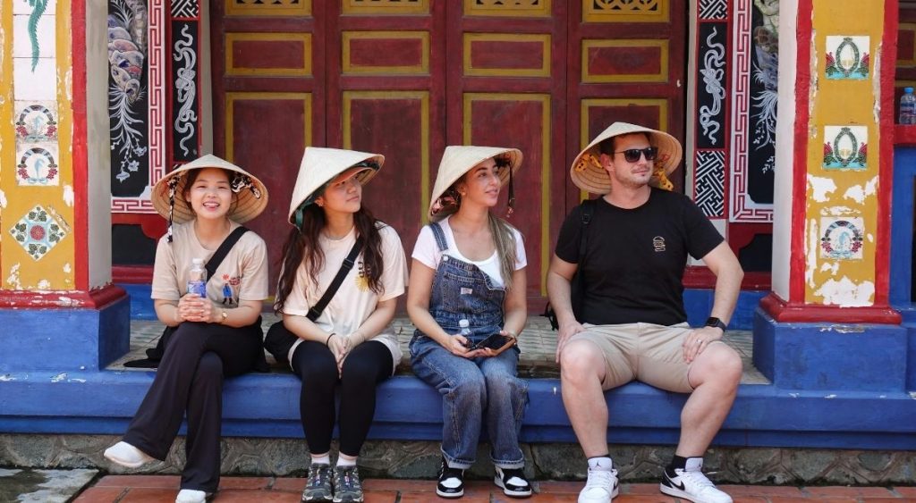 Nos voyageurs de Villages Vietnam portent des vêtements légers et respirants ainsi que des chaussures de marche confortables, idéals pour le début de l’été.