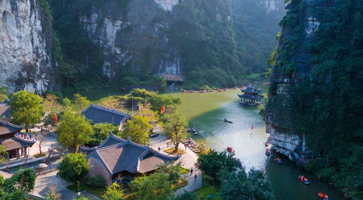 Les paysages karstiques de Tràng An à Ninh Bình lors d’une excursion en bateau en janvier.