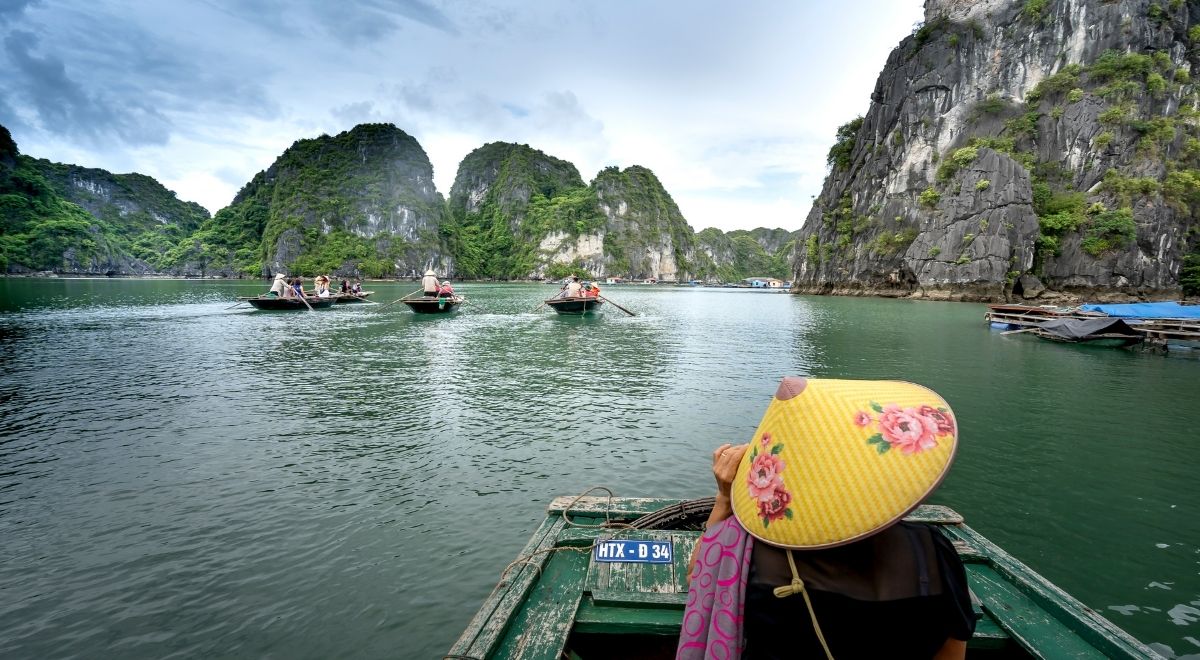 Découverte de la baie d’Halong sous un temps frais et agréable, idéal pour admirer ses paysages.