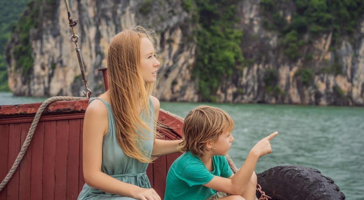 Une famille explorant ensemble les paysages spectaculaires de la baie d’Halong.